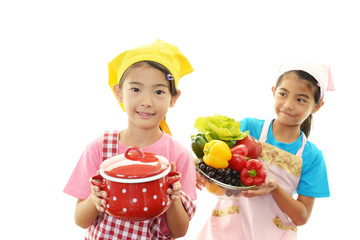 料理を楽しむ女の子