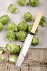 brussel sprout before cleaning on kitchen papier