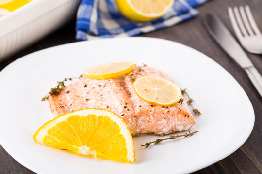 Salmon fillet with citrus and thyme
