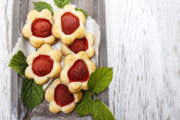 Puff pastry cookies filled with fresh strawberries