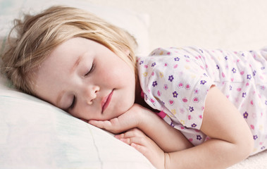 Obraz na płótnie Canvas cute little girl sleeping