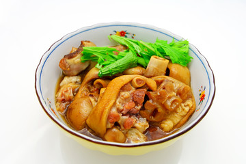 沖縄伝統料理の足テビチ（豚足煮付）