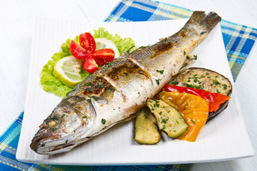 Il branzino al forno con i pomodorini è un piatto a base di pesce dai profumi mediterranei