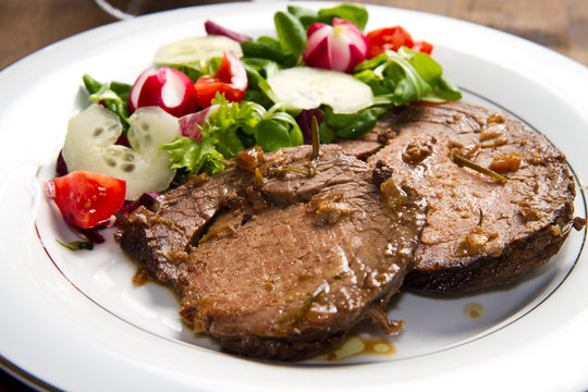  beef  garnished with fresh salad