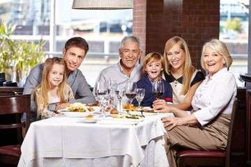 Gezin met kinderen en senioren in restaurant