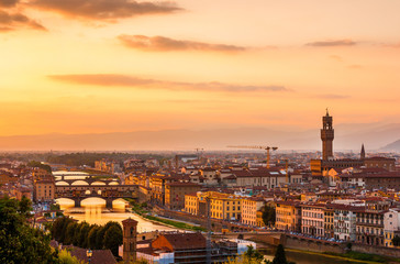 Fototapeta na wymiar Złoty zachód słońca nad rzeką Arno, Florencja, Włochy