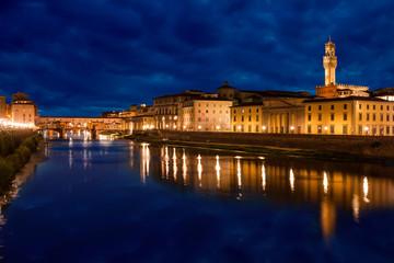 Fototapeta na wymiar Ponte Vecchio i Palazzo Vecchio, Florencja, Włochy