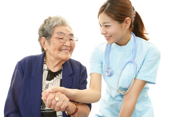 笑顔の高齢者と看護師