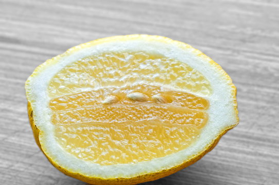 aufgeschnittene zitrone
