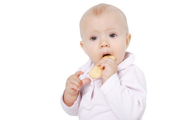 niemowlę jedzące biszkopt na białym tle