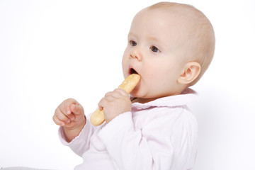 niemowlę jedzące biszkopt - obrazy, fototapety, plakaty