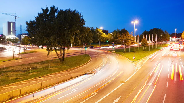 Verkehr auf einer Kreuzung bei Nacht