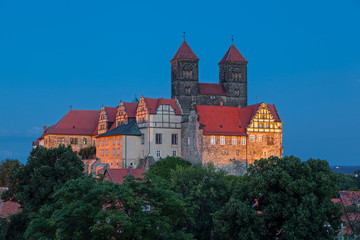 Fototapeta premium Stiftskirche St. Servatius Quedlinburg in der Dämmerung