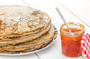 pile de crêpes et pot de confiture