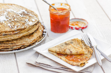 pile de crêpes et assiette de présentation 2