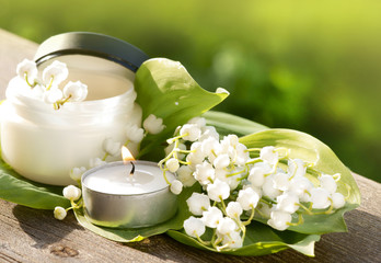 Maiglöckchen mit Teelicht und Creme