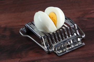 Egg cutting tool convenience device
