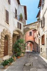 Fototapeta na wymiar Ładna ulica w starożytnym mieście Toskanii