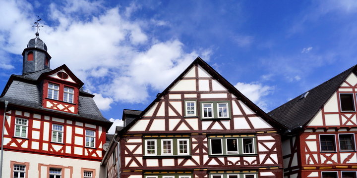 Altstadt von DILLENBURG ( Hessen ) mit Rathaus links