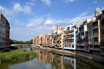 Fototapeta na wymiar Vista de la ciudad de Girona desde puente sobre río Onyar