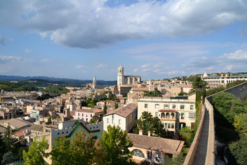 Fototapeta na wymiar Vista de la ciudad de Girona desde la muralla
