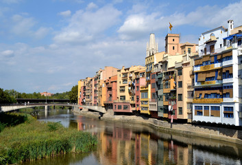 Fototapeta na wymiar Vista de la ciudad de Girona desde puente sobre el río Onyar