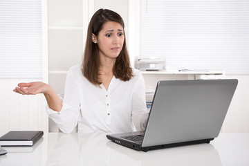 Frustrierte jung Frau im Büro - Computer Probleme
