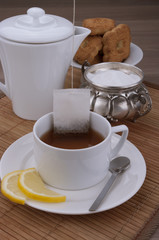 te caldo con pasticcini