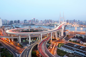 Nanpu-brug in de schemering. Shanghai, China