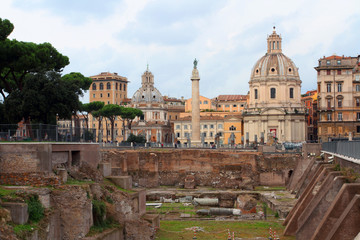 Fototapeta na wymiar Forum Romanum i Kolumna Trajana w Rzymie bazylik