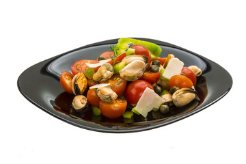 Salad with mussels and tomato