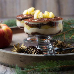 Cremedessert mit karamellisierten &Auml;pfeln
