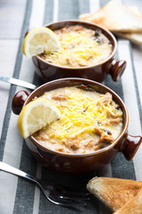 Mit pflanzlichem Käse überbackenes Soja Ragout Fin