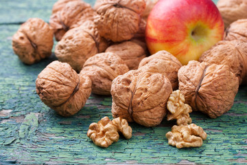 Walnüsse und Äpfel