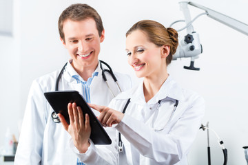 Ärzte Team in Praxis mit digitaler Krankenakte
