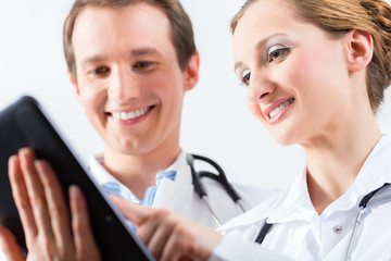 Ärzte Team in Praxis mit digitaler Krankenakte