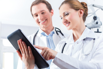 Ärzte Team in Praxis mit digitaler Krankenakte