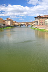 Piękny widok na Ponte Vecchio na rzece Arno, Florencja, Włochy