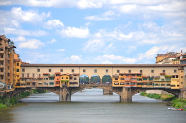 Naklejka premium Piękny widok na Ponte Vecchio na rzece Arno, Florencja, Włochy