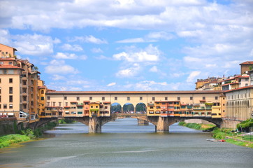 Obraz premium Piękny widok na Ponte Vecchio na rzece Arno, Florencja, Włochy