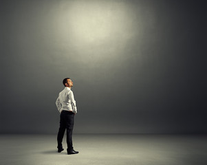 Fototapeta premium man standing in the dark grey room