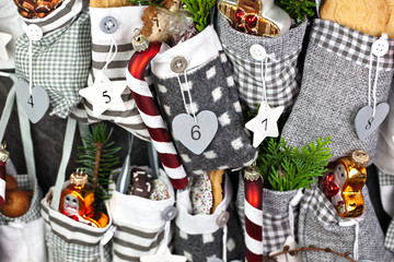 Wiederverwendbarer Adventskalender aus gefüllten Jutesäckchen