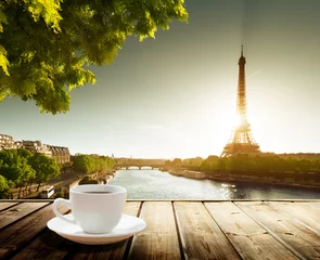Fotobehang koffie op tafel en de Eiffeltoren in Parijs © Iakov Kalinin