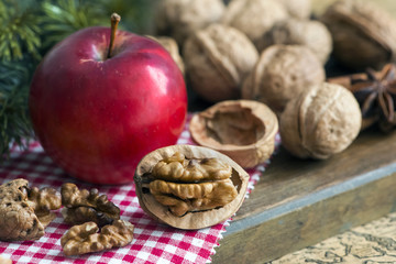 Winterapfel mit Wallnüssen