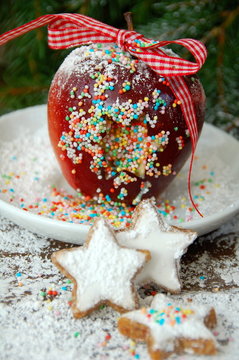 Weihnachtsapfel mit Zimtsternen und Zuckerperlen