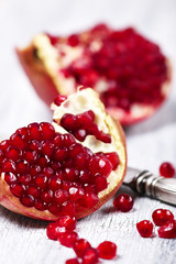halbierter Granatapfel aufhellem Hintergrund