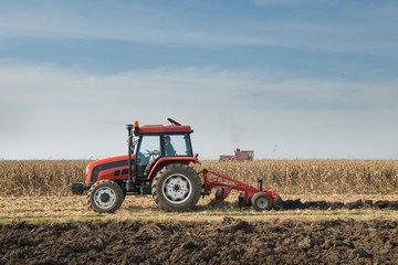 Obraz premium Tractor plowing field