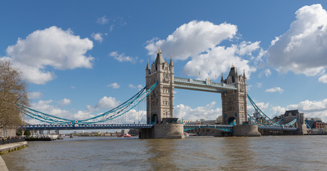 Fototapeta na wymiar Tower Bridge from Along the River Thames