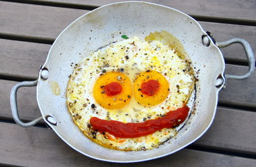 œufs sur le plat, tête rigolotte