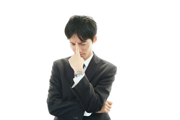 悩むビジネスマン
